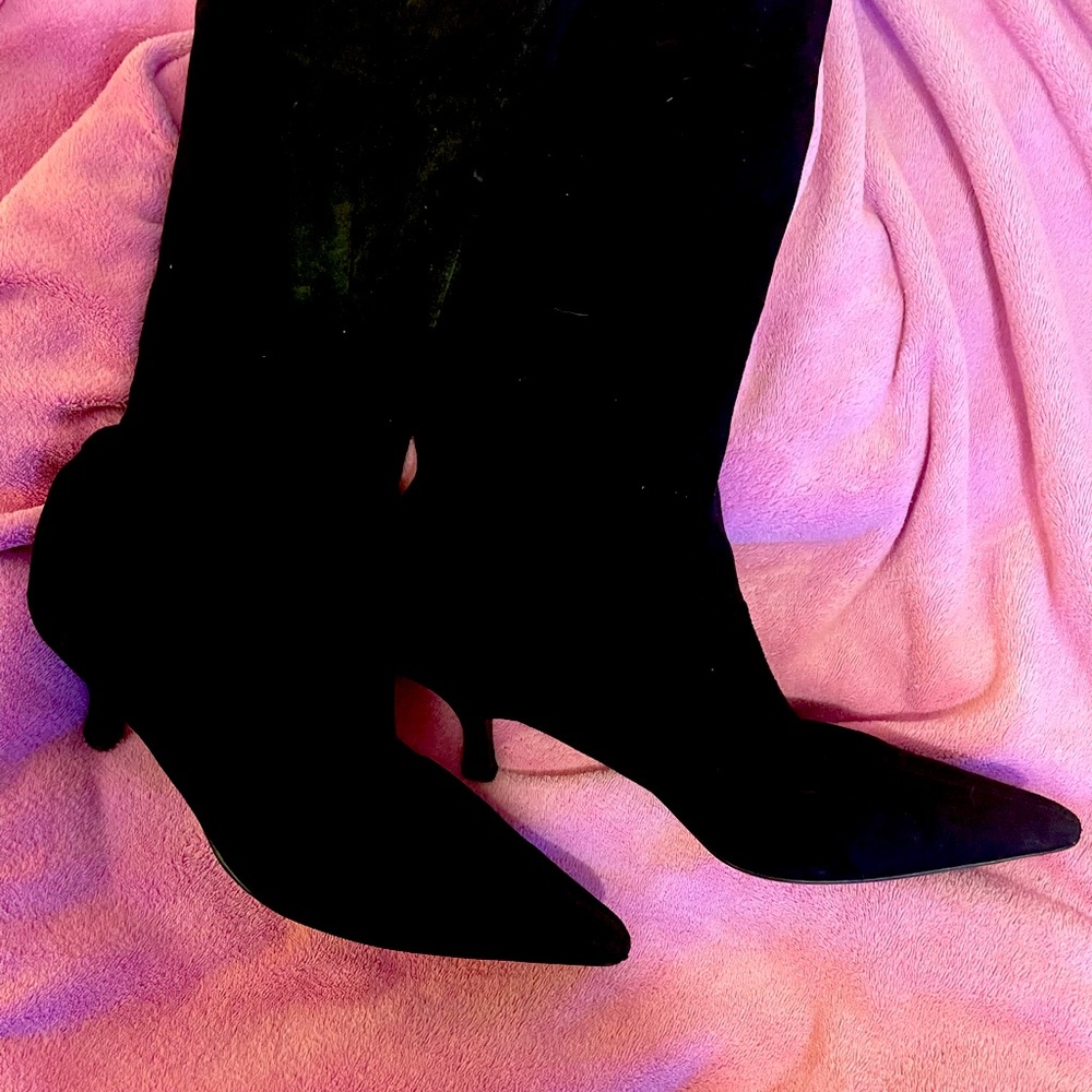 Ladies Black Faux knee High Suede Boots size 9! Worn once, extremely comfortable